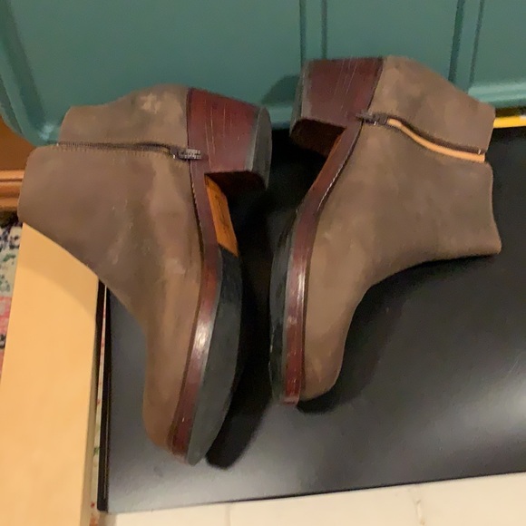 Cow hide brown leather ankle boot. 1 inch heel, super comfy. - Picture 3 of 9